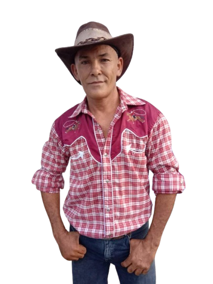arcenio-removebg-preview Arcenio López con camisa de cuadros rojas, jeans y sombrero llanero