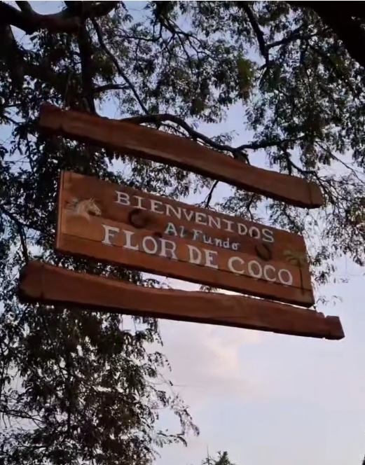 fundo flor de coco cartel de bienvenida formado por tres piezas de madera en la entrada del Reservorio de animales Fundo Flor de Coco